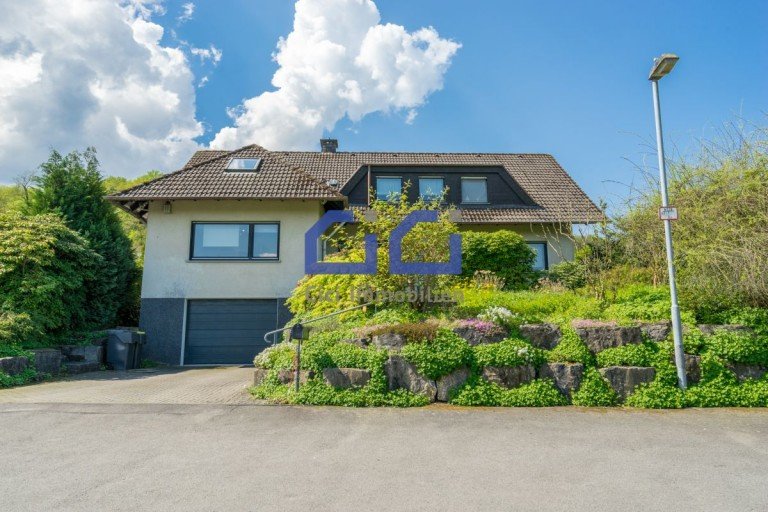 1.Frontansicht Plettenberg Haus Traumhaftes Zuhause f�r gro�e Familien und Mehrgenerationen in begehrter Wohnlage von Plettenberg