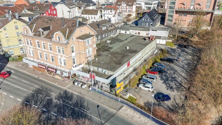 01 Luftaufnahme Gesamtansicht Strassenfront Werdohl Haus Renditestarkes Wohn- und Gesch�ftshausensemble in zentraler Innenstadtlage von Werdohl