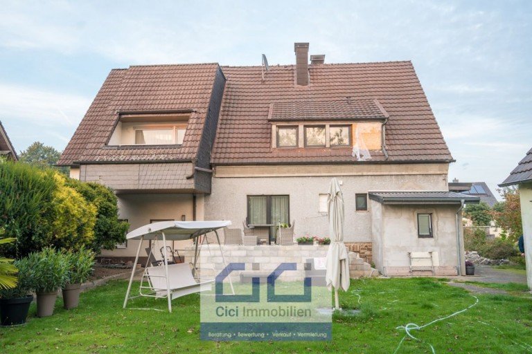 1 Haus Rueckansicht vollst�ndig (Terrasse + Balkon) min Neuenrade Einfamilienhaus Ein modernisiertes Einfamilienhaus auf einem au�ergew�hnlich gro�en Grundst�ck in ruhiger Wohnlage