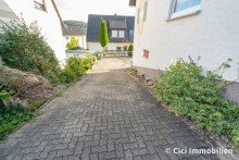 8. Einfahrt Gro�z�giges Zweifamilienhaus in beliebter Wohnlage von Herscheid-H�inghausen