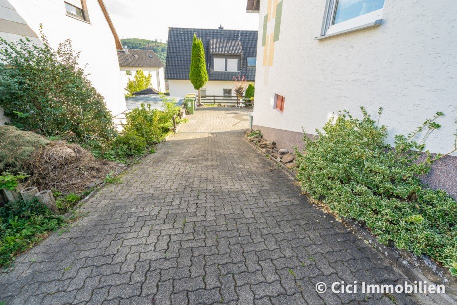 8. Einfahrt Zweifamilienhaus Herscheid