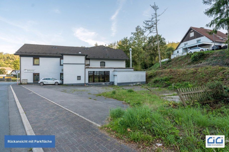 07 Rueckansicht mit Parkflaeche und Grundstueck Hotels L�denscheid