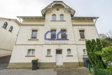 02.Frontansicht Ein Haus mit Geschichte: Gepflegtes Zweifamilienhaus mit Potenzial in ruhiger Sackgasse