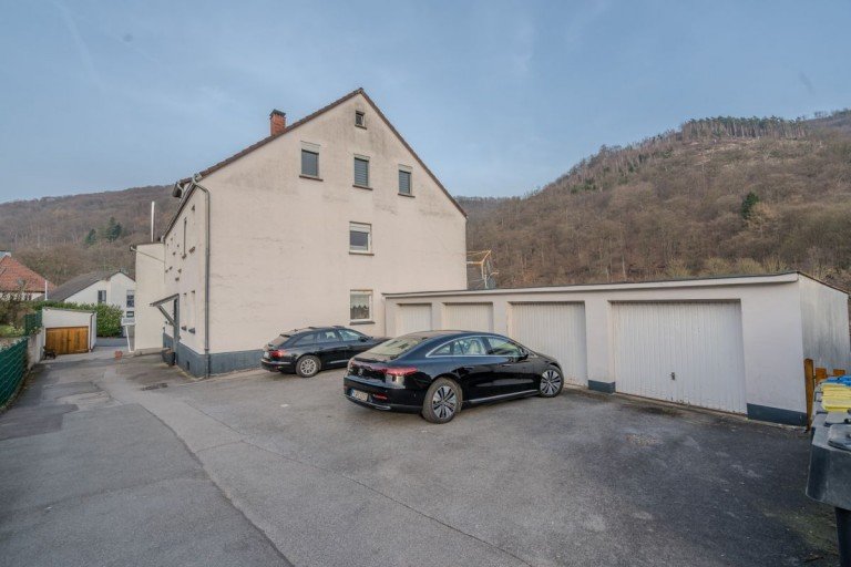 01. Ansicht mit Garagen Nachrodt-Wiblingwerde Mehrfamilienhaus Gepflegtes Mehrfamilienhaus mit 6 Wohneinheiten � 4 Garagen & 10,5 % Bruttomietrendite