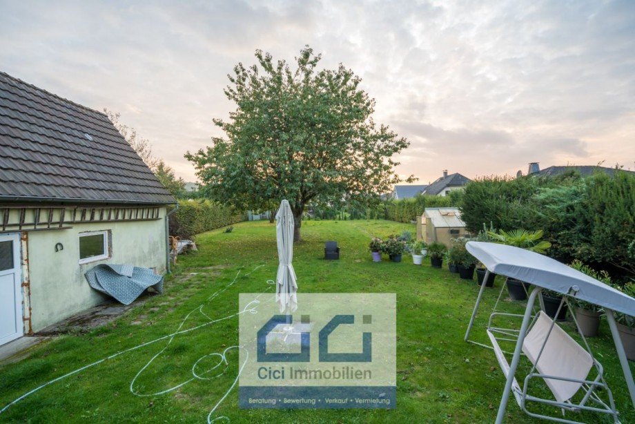 7 Blick nach hinten �ber das gesamte Grundst�ck min Einfamilienhaus Neuenrade