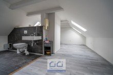 8. Dachgeschoss Haus mit zwei Wohnungen, Garten und Entwicklungspotenzial