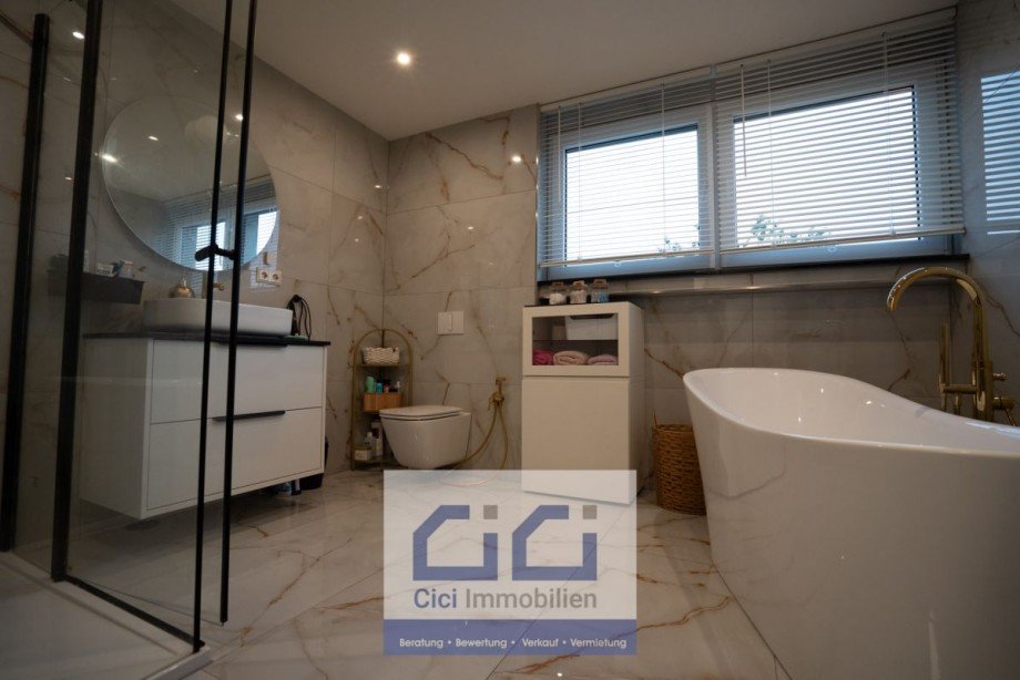 18 Luxusbad DG (freistehende Wanne, Goldarmaturen, Designerfliesen) min Einfamilienhaus Neuenrade