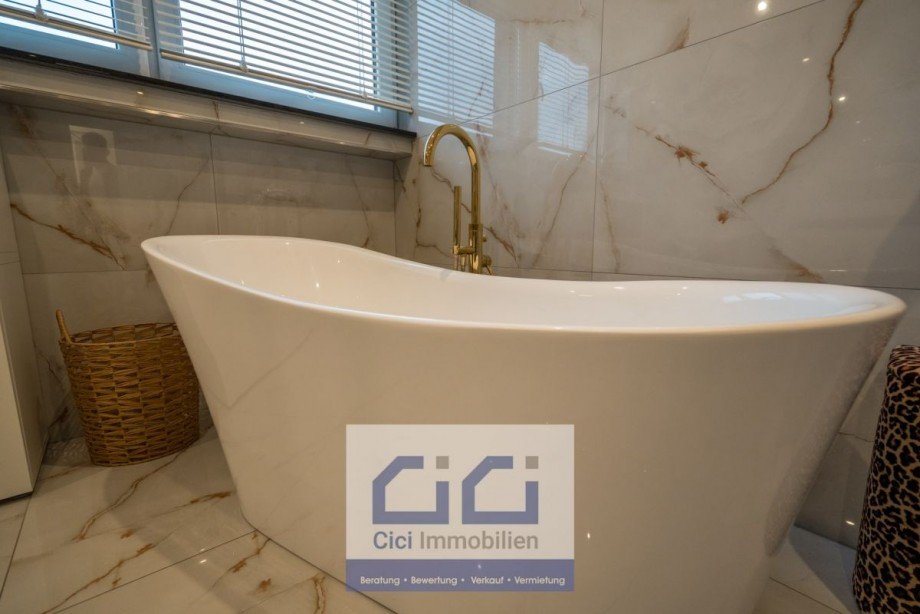 19 Luxusbad DG (freistehende Wanne, Goldarmaturen, Designerfliesen) min Einfamilienhaus Neuenrade