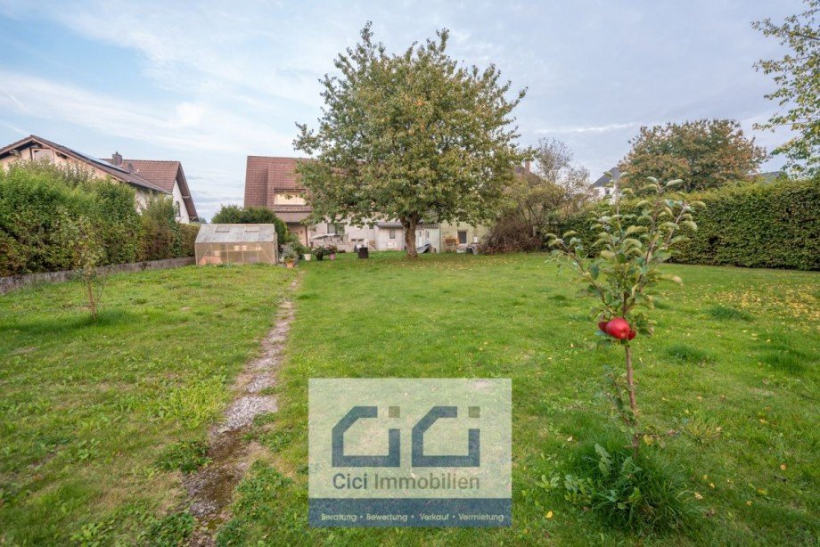 2 Gro�e Gartenperspektive mit Blick aufs Haus min Einfamilienhaus Neuenrade