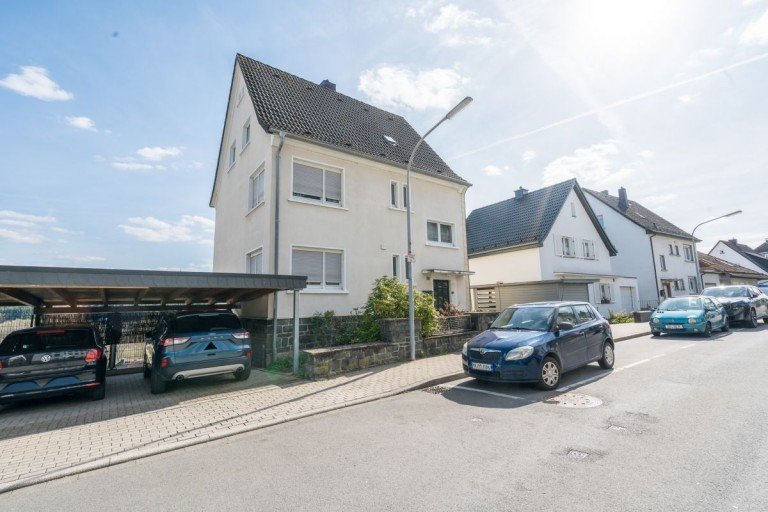 7. Frontansicht Werdohl Haus Raumwunder mit Balkon & gro�em Grundst�ck � EFH mit 3 Ebenen + viel Nutzfl�che