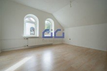 12.1OG Wohnzimmer Ein Haus mit Geschichte: Gepflegtes Zweifamilienhaus mit Potenzial in ruhiger Sackgasse