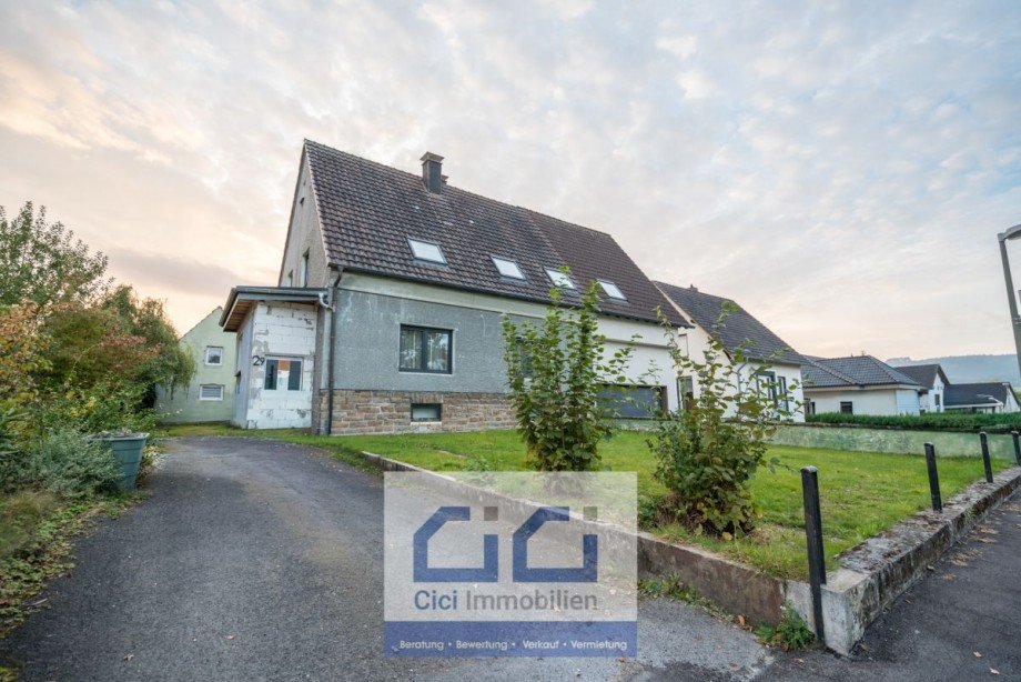 3 Vorderansicht des Hauses mit Einfahrt + Stellpl�tze Einfamilienhaus Neuenrade
