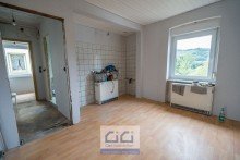 11. 1OG Kuechenbereich Haus mit zwei Wohnungen, Garten und Entwicklungspotenzial