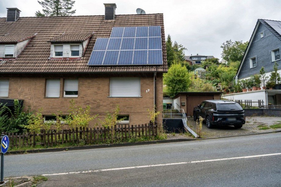 02 Strassenfront mit Photovoltaik Haus Meinerzhagen
