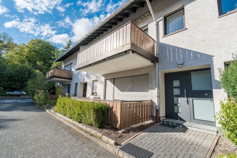 01 Titelbild Aussenansicht Eingang Balkon Altena Maisonettewohnung Gro�z�gige Maisonette mit Balkon, Stellplatz & flexiblem Grundriss in Altena-Evingsen