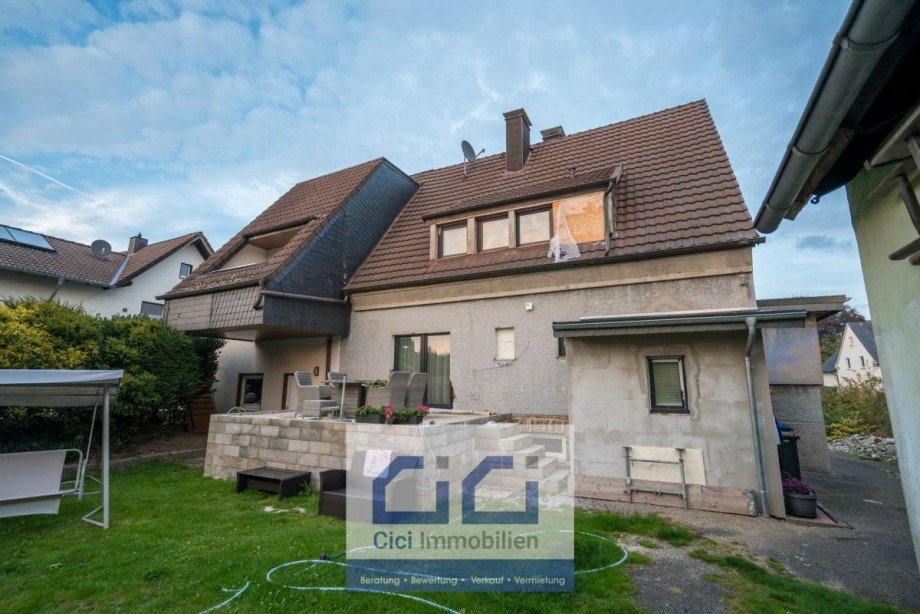 3 Rueckansicht mit Blick auf Balkon und Terrasse min Einfamilienhaus Neuenrade