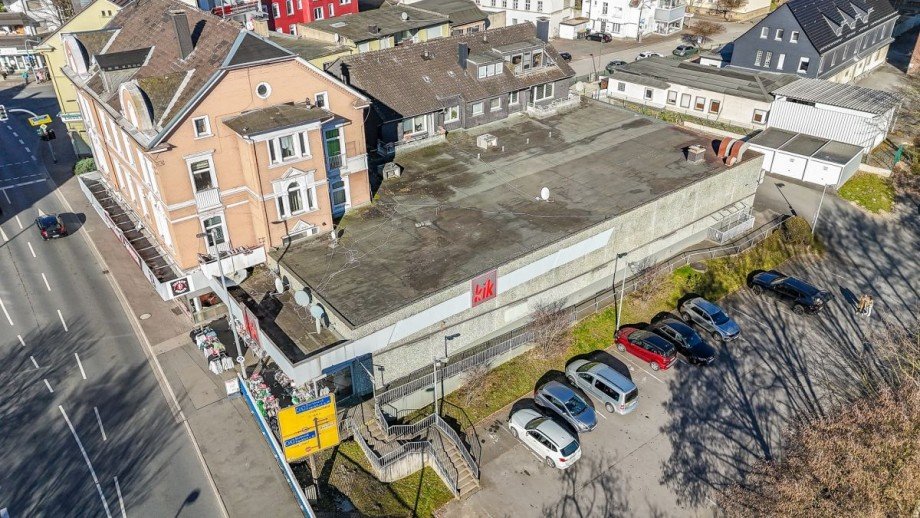 02 Luftaufnahme Ecklage Strassenfront Parkplatz Haus Werdohl