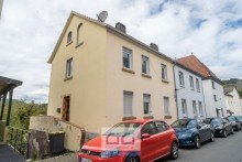 1. Ansicht Haus mit zwei Wohnungen, Garten und Entwicklungspotenzial