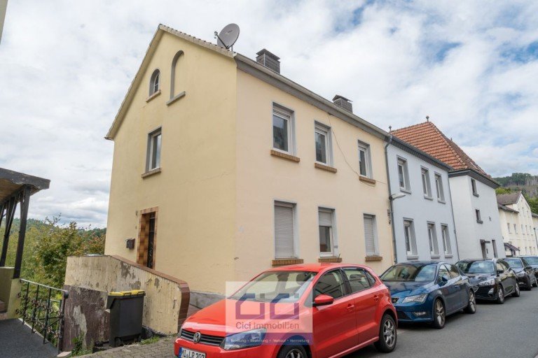 1. Ansicht Altena Zweifamilienhaus Haus mit zwei Wohnungen, Garten und Entwicklungspotenzial