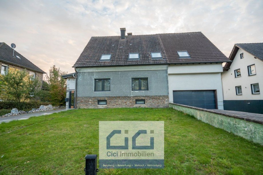 9 Einfahrt + Stellpl�tze + Hausfront Einfamilienhaus Neuenrade